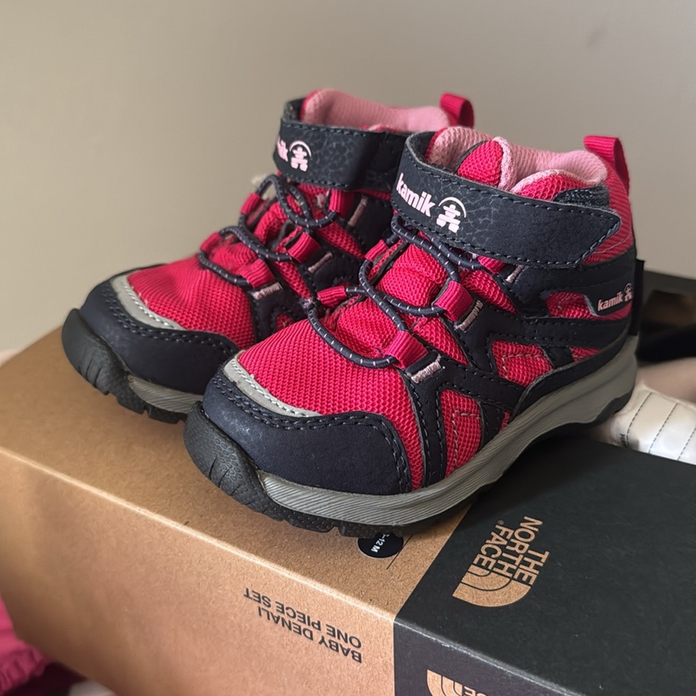 Waterproof toddler hiking boots Kamik EUC size 5
